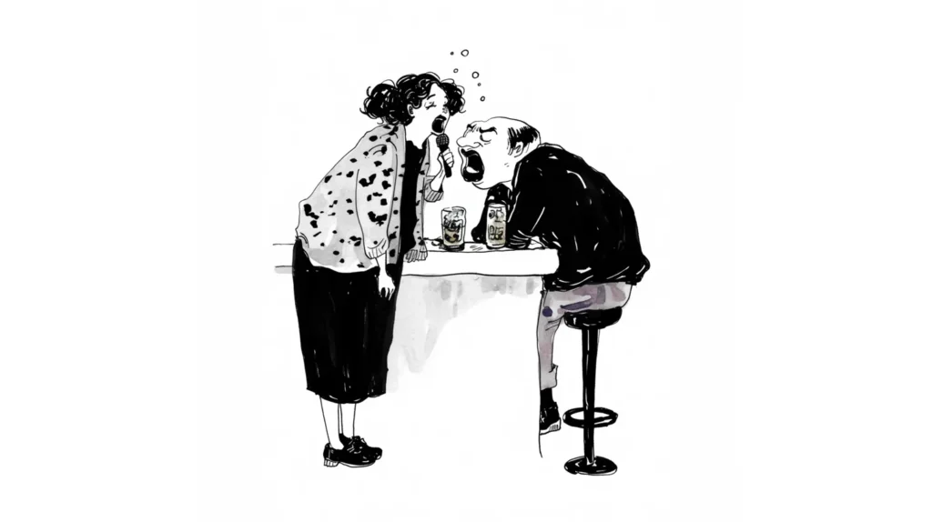 スナックのカウンターで女性がマイクを持って熱唱し、隣の客が近距離でカラオケを聞いているモノクロイラスト