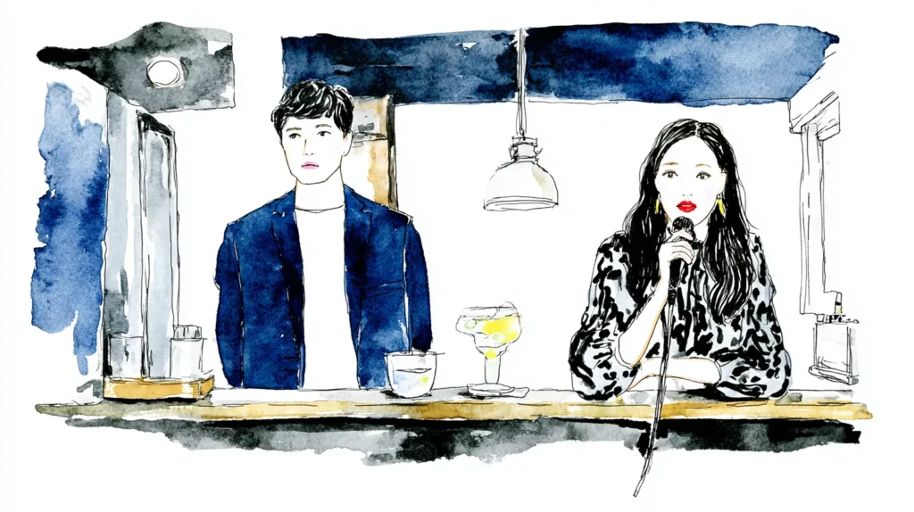 スナックで女性がカラオケを歌い、隣で男性が静かに聞いている夜のカウンター風景