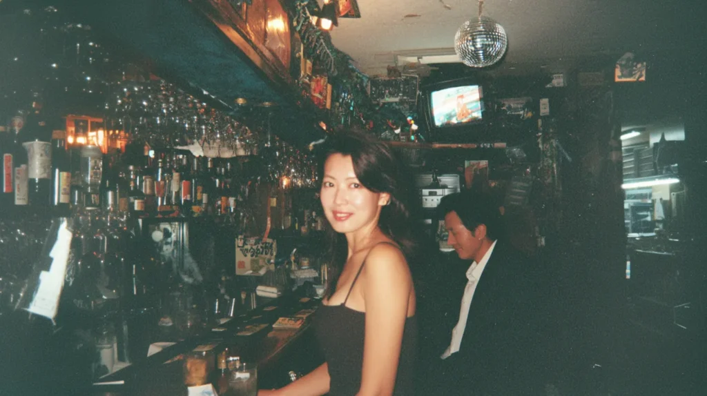 昭和風のスナック店内でカウンターに立つ女性の様子